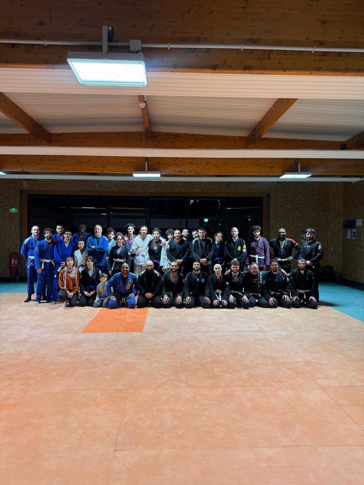 L'équipe Shoshin réunie sur le tatami — Shoshin Academy JJB, Jouy près de Chartres